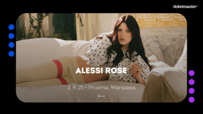 Artystka Alessi Rose leżąca na kanapie. Na środku widnieje jej nazwa i data oraz miejsce koncertu. U góry jest logo Ticketmaster, po bokach kropki