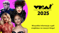 Grafika przedstawia 4 artystów: Alex Warren, Lady Gagag, Sabrina Carpenter i Ariana Grande. Jest tu też napis VMAS 2025 oraz informacja, że więcej można znaleźć w blogu.