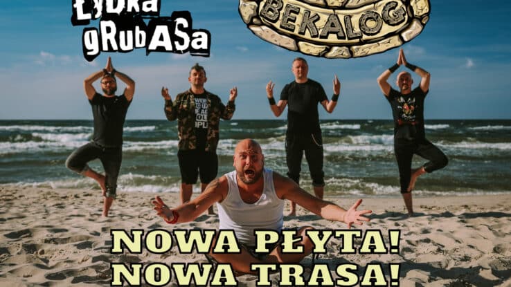 Plakat reklamujący trasę Łydki Grubasa z wizerunkiem muzyków, nazwą trasy "Bekalog" i napisami nowa płyta, nowa trasa.