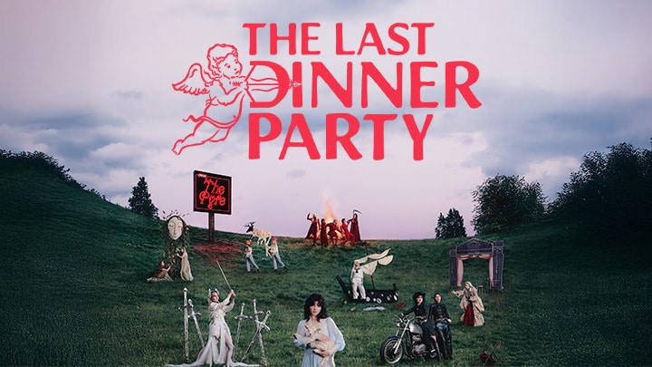 Grafika promująca koncert The Last Dinner Party, z wizerunkiem zespołu w lesie.